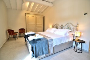 8 bedrooms, desk, iron/ironing board, travel cot