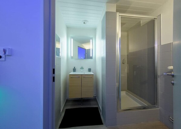 Combined shower/tub, hair dryer, towels