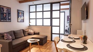 Familie appartement | Woonruimte | Een flatscreentelevisie