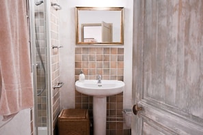 A bathroom with a shower, a sink, and a mirror. - La cachette du comte (Montfort-sur-Argens)