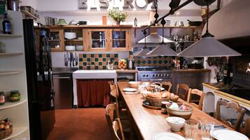 Sudah termasuk sarapan lengkap setiap hari