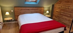 3 habitaciones, tabla de planchar con plancha y cuna de viaje