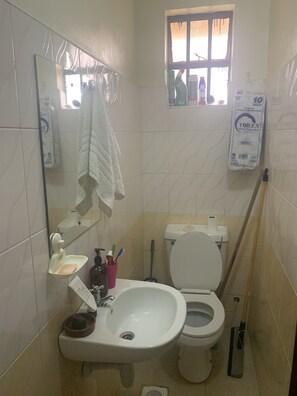 Shower - Home away from home. Super close to malls and scenery. (Nairobi)