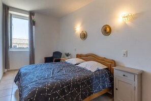 2 slaapkamers, een strijkplank/strijkijzer, reisbedje, wifi