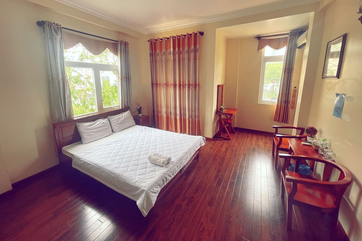 Phòng đôi trung tâm thành phố | Minibar, trang bị nội thất với thiết kế riêng biệt, bàn