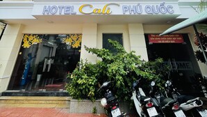 A hotel with a sign reading "HOTEL Cali PHU QUÒC". - CALI PHU QUOC HOTEL (Phu Quoc)