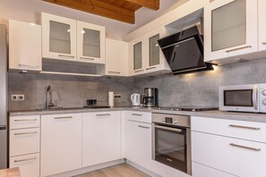 Réfrigérateur, four à micro-ondes, un four, surface de cuisson