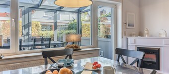 This semi-detached house impresses with its friendly furnishings.