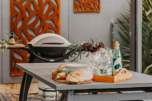 Outdoor dining - The Little Distillery - Beachside Pool Retreat (Safety Beach)