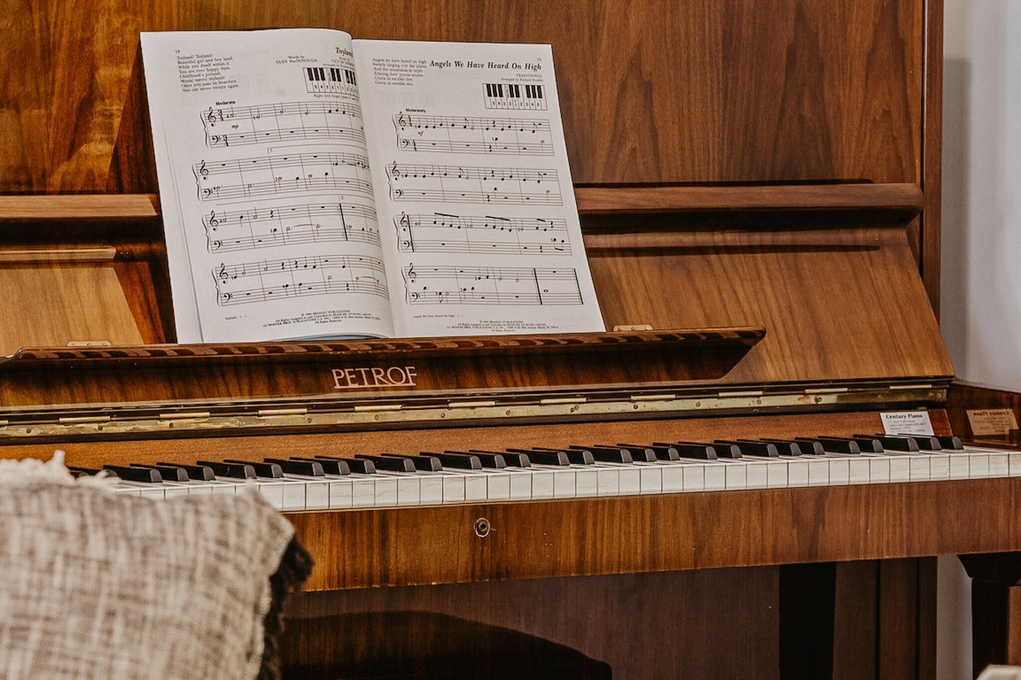 Un piano à queue avec des partitions posées sur le pupitre.