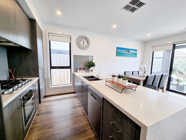 Réfrigérateur, micro-ondes, four, lave-vaisselle