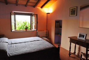 1 habitación, tabla de planchar con plancha y cuna de viaje 