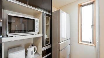 Family Villa | Private kitchen | Full-size fridge, microwave, oven, stovetop