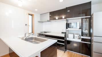 Family Villa | Private kitchen | Full-size fridge, microwave, oven, stovetop