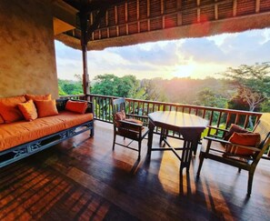 Outdoor dining - House of Lights: Intelligent Luxury in Ubud (3BR) With Staff &Daily Housekeeping (Sayan, Ubud)