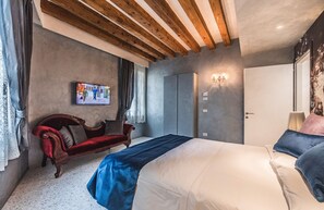 3 bedrooms, in-room safe, desk, iron/ironing board