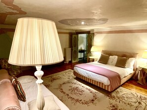 5 bedrooms, desk, iron/ironing board, WiFi