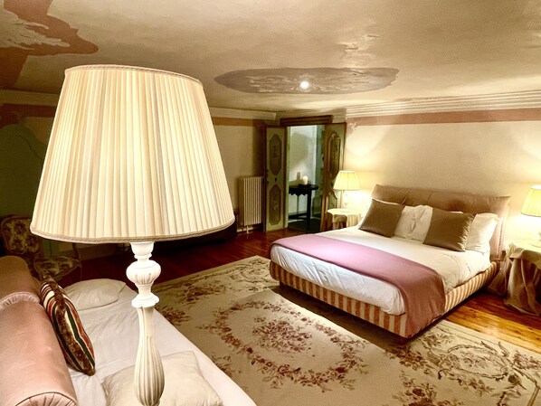 5 bedrooms, desk, iron/ironing board, WiFi