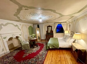 5 bedrooms, desk, iron/ironing board, WiFi