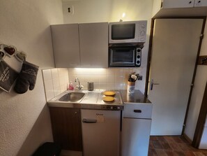 Réfrigérateur, micro-ondes, four, cafetière/bouilloire