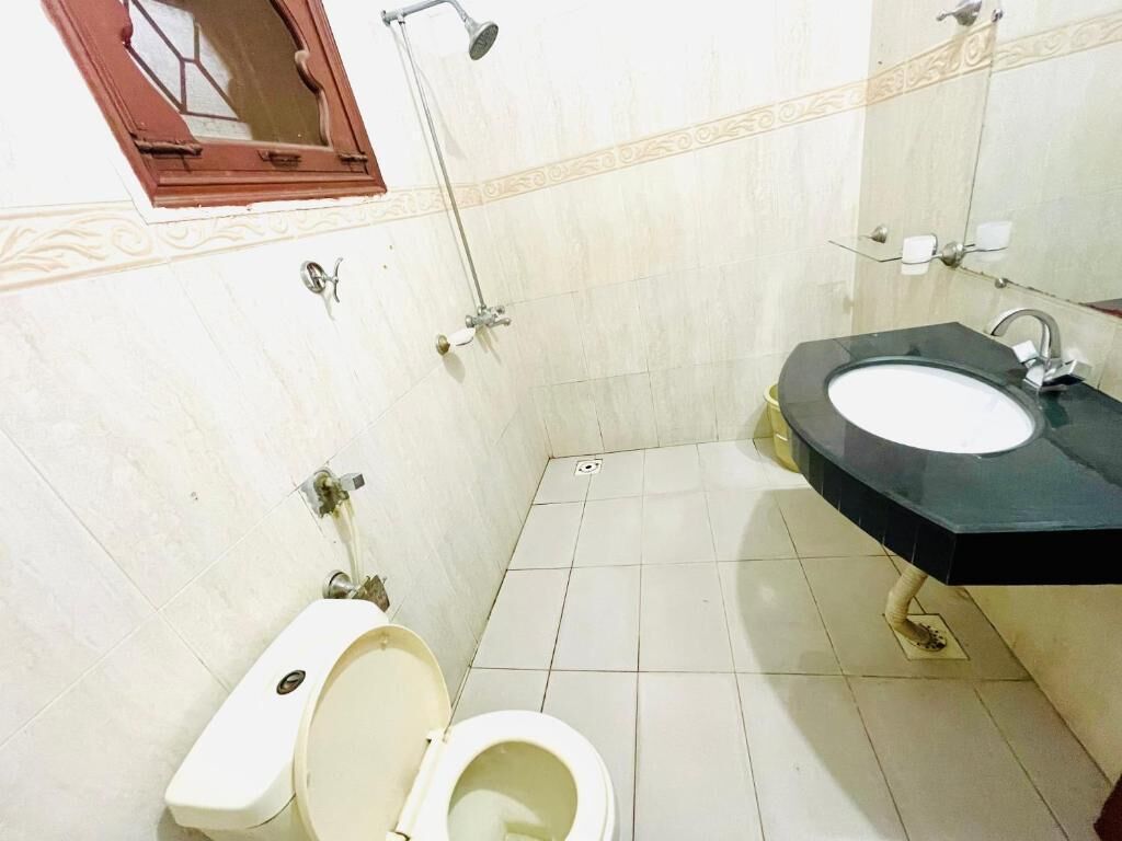 double room | bathroom