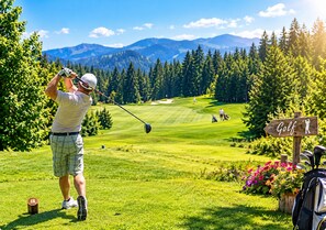 Una persona jugando golf en un día soleado, con vistas despejadas a las montañas al fondo.