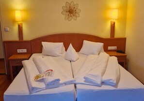 3 slaapkamers, een bureau, een strijkplank/strijkijzer, reisbedje