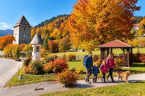 A family walking on a path with a gazebo and a tower in the background. - FEWO Haus Gabi | Ski Holiday Murau | Sleeps 8 | Dogs | Kreischberg & Lachtal (Sankt Peter am Kammersberg)