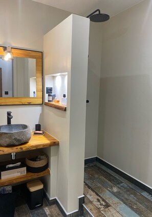 Dusche, Haartrockner, Handtücher