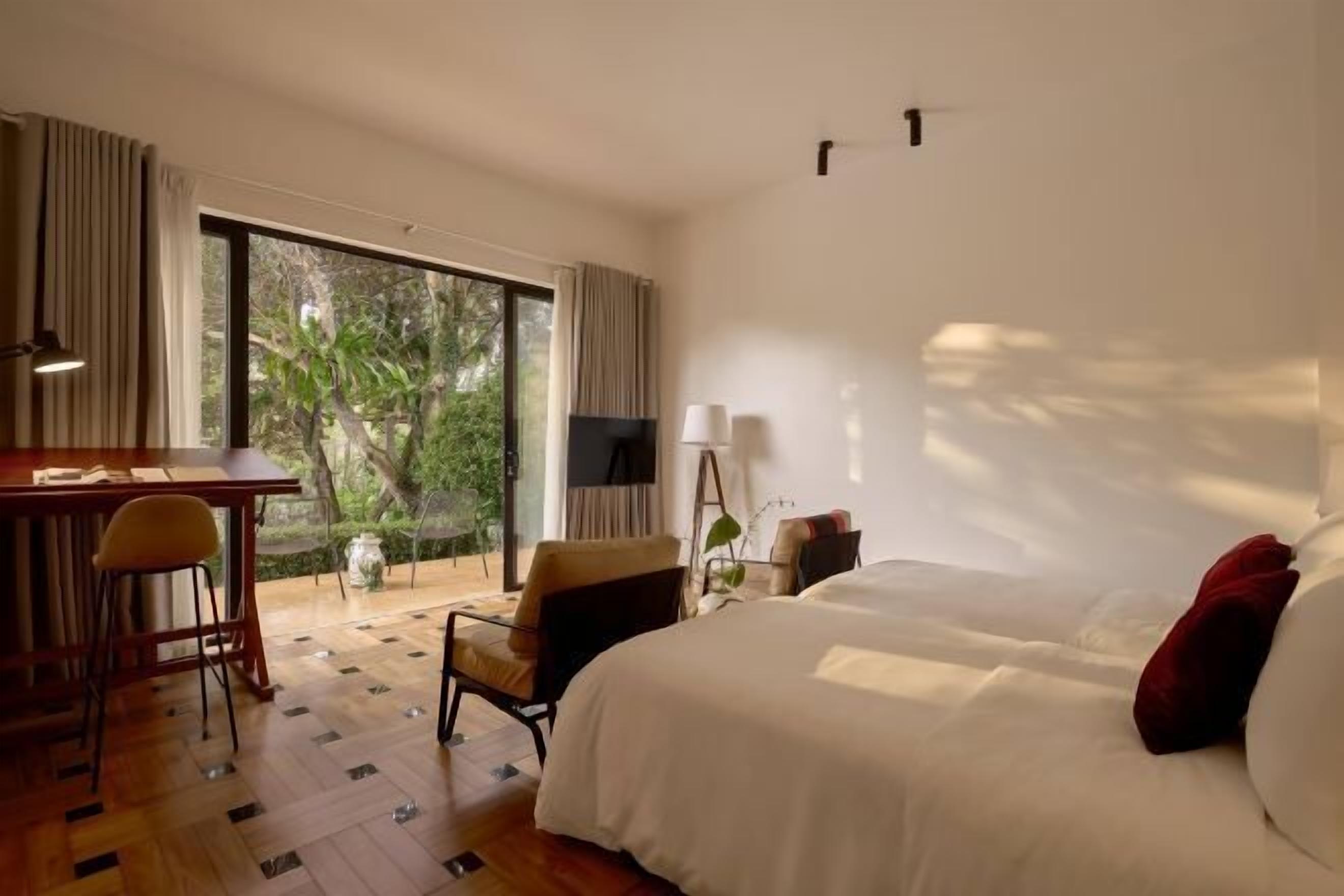 Minibar, in-room safe, desk, free WiFi