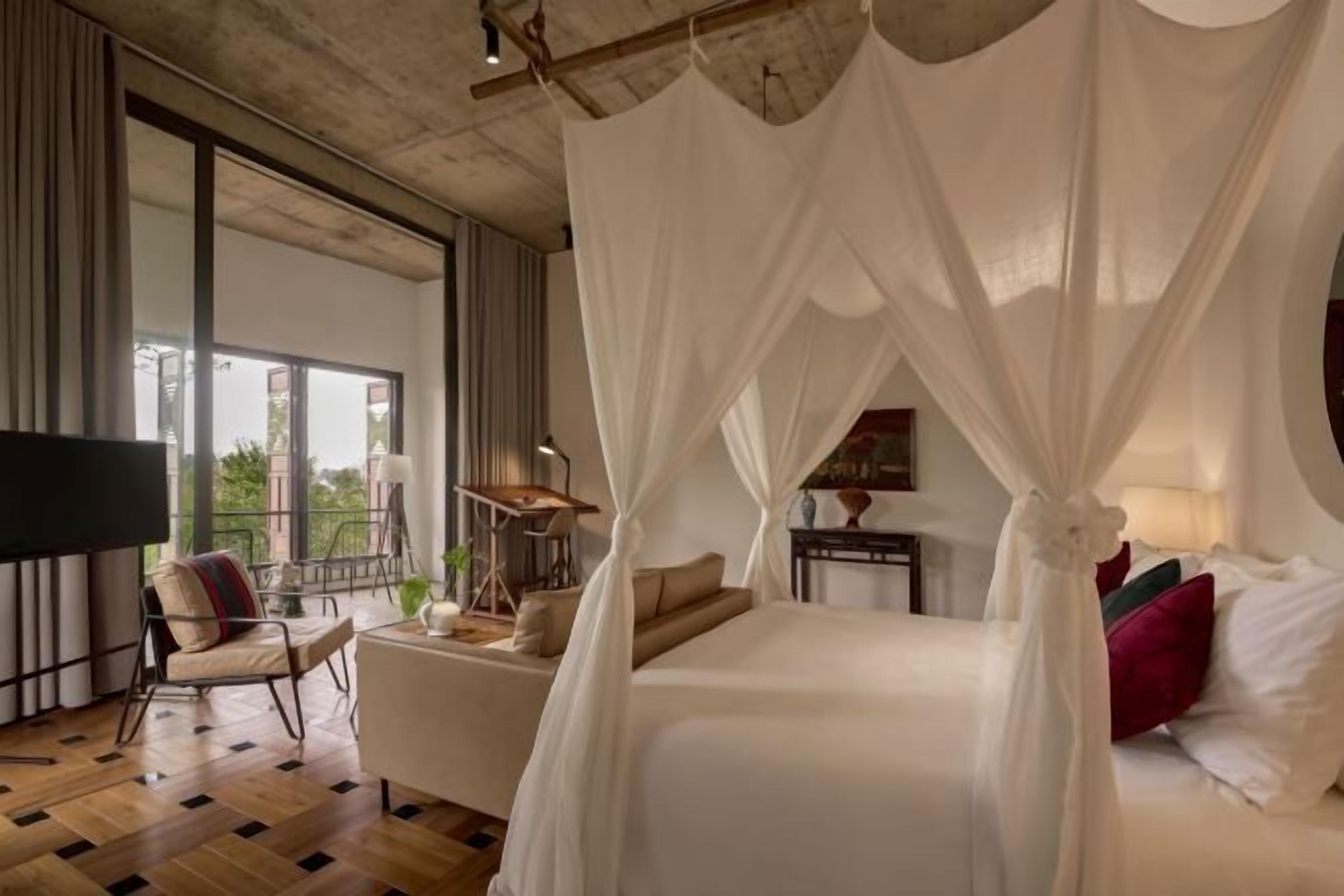 Minibar, in-room safe, desk, free WiFi