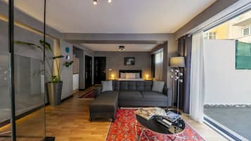 Suite estudio romántica, 1 cama de matrimonio con sofá cama, vistas al jardín | Zona de estar | Smart TV de 47 pulgadas con canales por satélite, una televisión