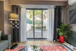 Romantic Studio Suite, 1 Queen Bed with Sofa bed, Garden View | Premium bedding, in-room safe, individually decorated, desk - Hexa Suites Hotel (Istanbul)