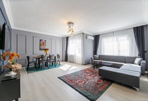 47-inch Smart TV with satellite channels, TV, printers - Hexa Suites Hotel (Istanbul)