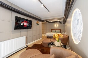 Exclusive Studio Suite, 1 Queen Bed, Terrace, Garden View | Living area | 47-inch Smart TV with satellite channels, TV, printers - Hexa Suites Hotel (Istanbul)