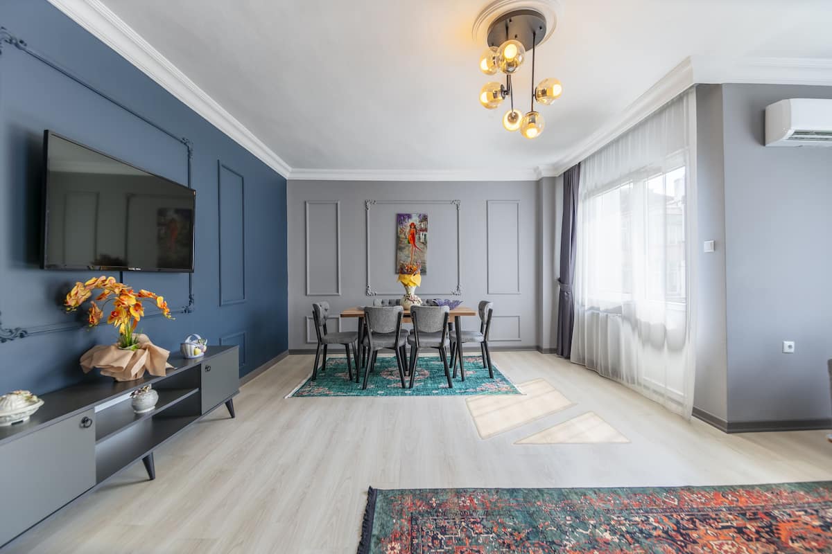 Family Suite with Balcony | Área de sala de estar | Smart TV de 47 pulgadas con canales vía satélite y televisión