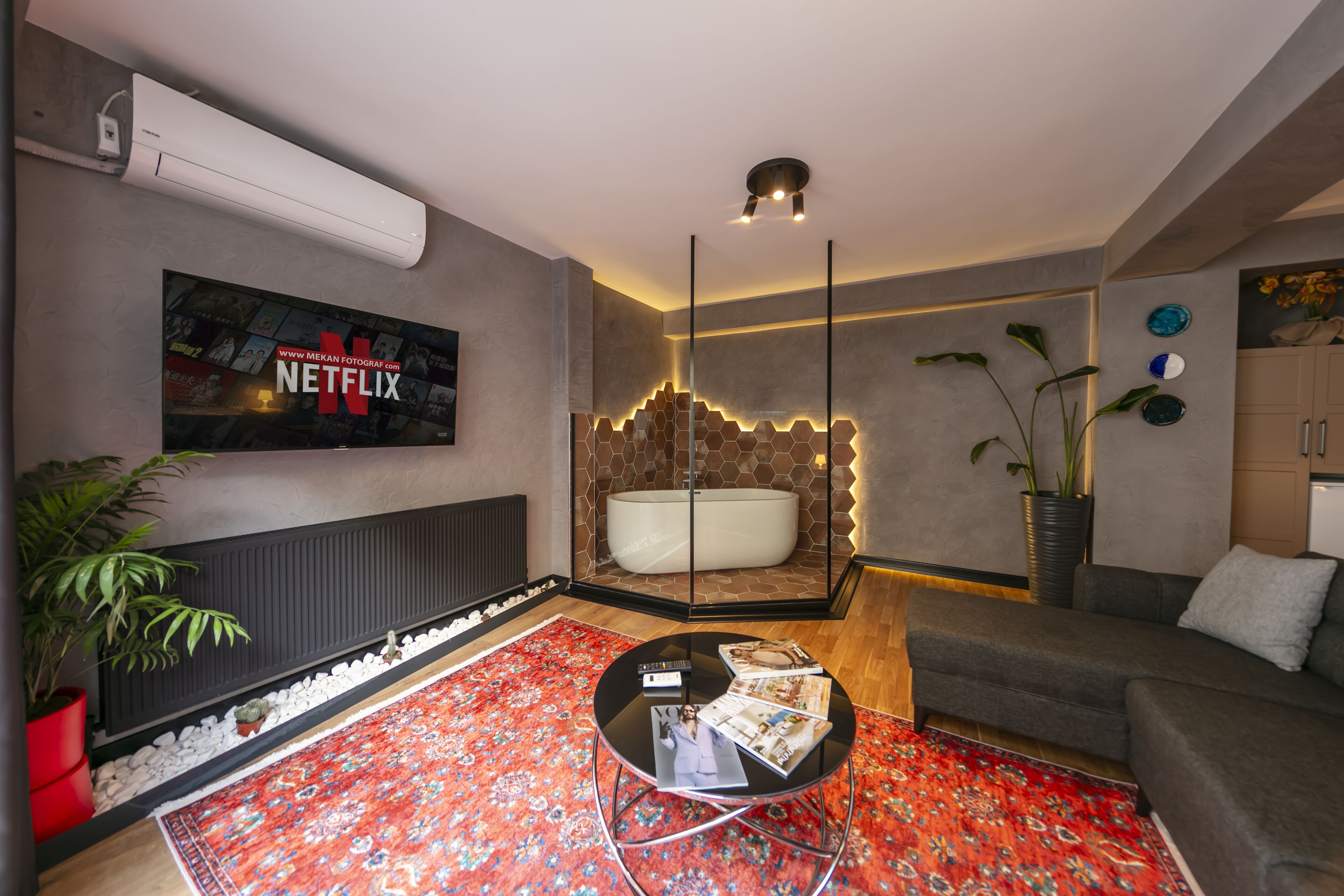 Romantisk studiosuite, 1 queensize-seng med sovesofa, hageutsikt | Oppholdsområde | En 47-tommers smart-TV med Parabol-TV samt TV og printere