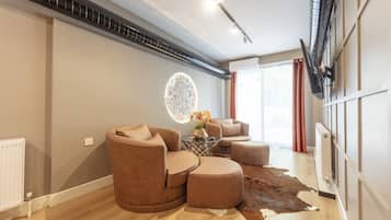 Suite Studio Exclusive, 1 grand lit, terrasse, vue jardin | Coin séjour | TV connectée de 47 pouces avec chaßnes par satellite, télévision