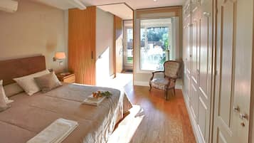 3 habitaciones, escritorio y tabla de planchar con plancha