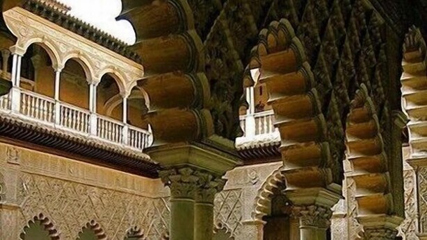 An interior courtyard with arches, columns, and a tiled floor. - PRADA PENTHOUSE (terrace, free WIFI, A/C, central, spacious, bright, elegant) (Sevilla)