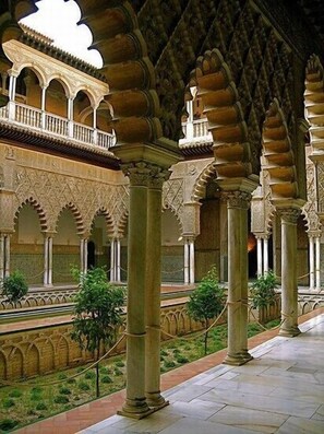المنطقة المحيطة بالمنشأة