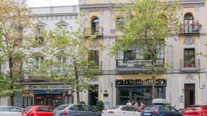 A street view with a building featuring a restaurant named 'La Piemonte Ristorante Pizzeria'. - PRADA PENTHOUSE (terrace, free WIFI, A/C, central, spacious, bright, elegant) (Sevilla)