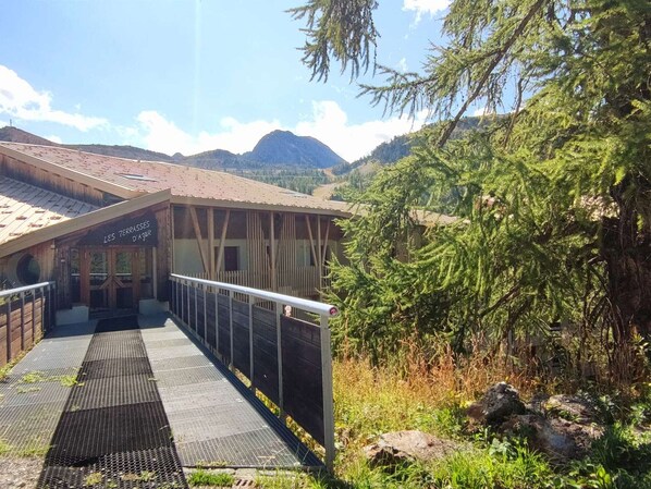 المنطقة المحيطة بالمنشأة