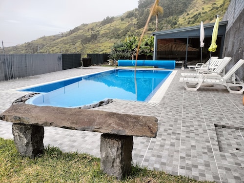 Take full advantage of a relaxing atmosphere with gorgeous  sea/ mountain views