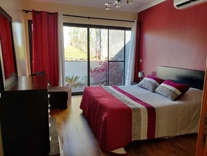 2 bedrooms, iron/ironing board, travel cot, free WiFi