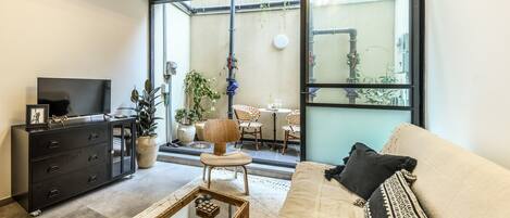 公寓 | 起居区 | 40-英寸纯平电视 (配备有线频道)、电视