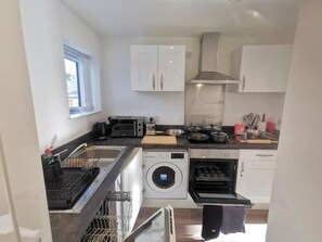 Fridge, microwave, oven, stovetop - Gated Parking | Family Ready Apartment w/ Games & Large 65” TV. 7 mins To Centre (Liverpool)