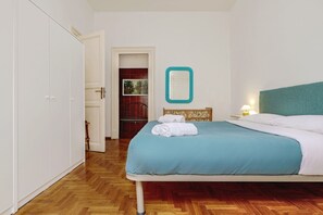 1 slaapkamer, een strijkplank/strijkijzer, internet, beddengoed