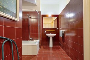 Ensemble douche/baignoire, sèche-cheveux, bidet, serviettes fournies