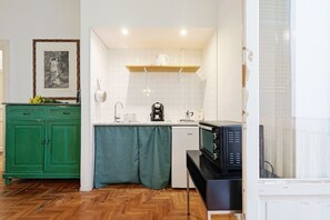Frigorífico, microondas, placa de cocina y tostadora